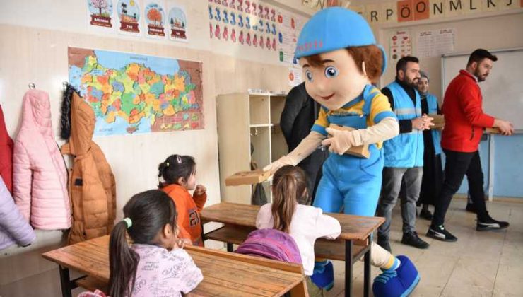 Maskot Neşeli kırsaldaki okullarda pizza dağıtıyor