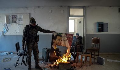 Muhalifler, Şam’da Esad rejiminin izlerini yok ediyor