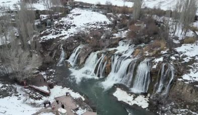 Muradiye Şelalesi, karla birlikte büyüleyici manzaralar sundu