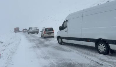 Muş-Kulp yolunda mahsur kalan 50 kişi kurtarıldı