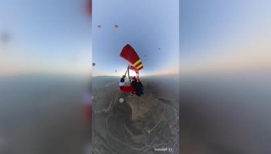Noel Baba kostümlü paraşütçü Pamukkale’de balondan atladı