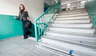 Felç sonrası azmiyle öğretmen olan Melis umut aşılıyor