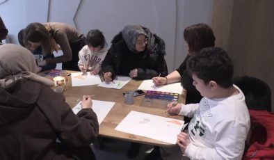 Otizmli çocuklar resimle sosyalleşiyor ve kendini keşfediyor