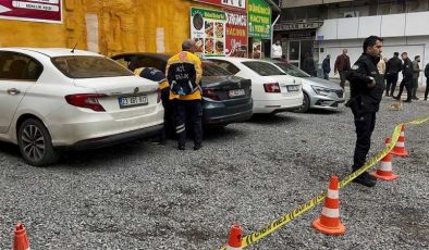Otomobil kapısı önünde şüpheli ölüm