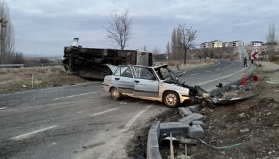Otomobille öğrenci servisinin çarpıştığı kazada 24 kişi yaralandı