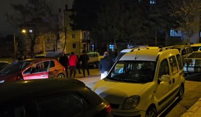 Park halindeki 2 otomobile ateş edildi