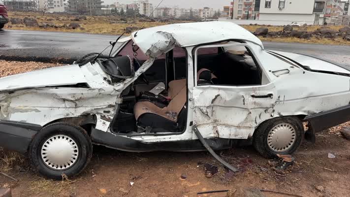 Şanlıurfa’da kamyon ile otomobil kazası: 1 ölü, 3 yaralı