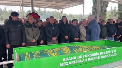 Şarkıcı Murat Kekilli’nin annesi Adana’da son yolculuğuna uğurlandı