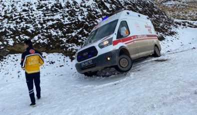 Siirt’te karda mahsur kalan ambulans kurtarıldı