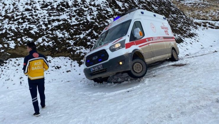 Siirt’te karda mahsur kalan ambulans kurtarıldı