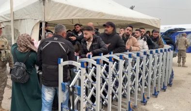 Sınır kapılarından Suriyelilerin ülkelerine dönüşü sürüyor