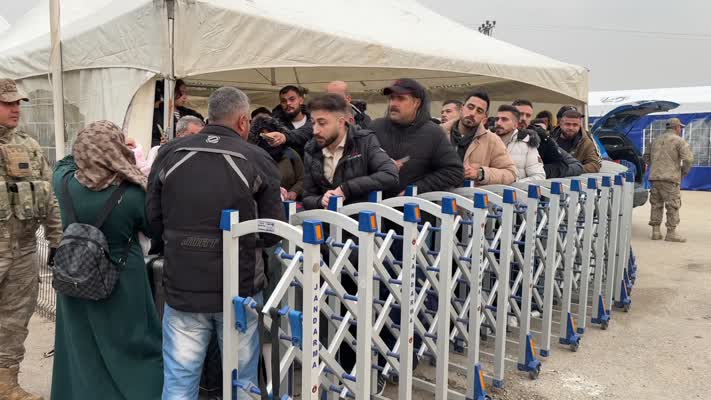 Sınır kapılarından Suriyelilerin ülkelerine dönüşü sürüyor
