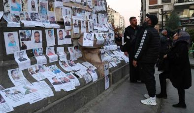 Suriyeliler Merce Meydanı’nda kayıp yakınlarını arıyor