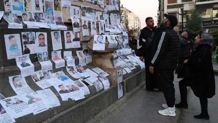 Suriyeliler Merce Meydanı’nda kayıp yakınlarını arıyor
