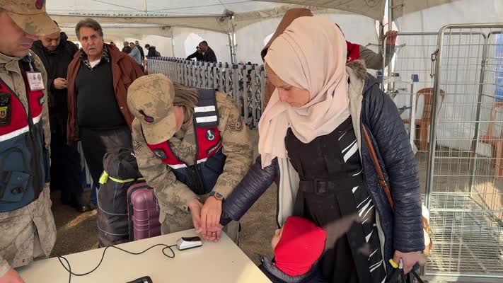 Suriyelilerin ülkelerine dönüşü Hatay sınırında devam ediyor