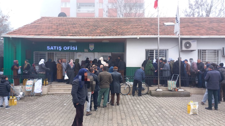 Dondurucu havada ucuz yağ pirinç kuyruğuna girmeye devam ediyorlar