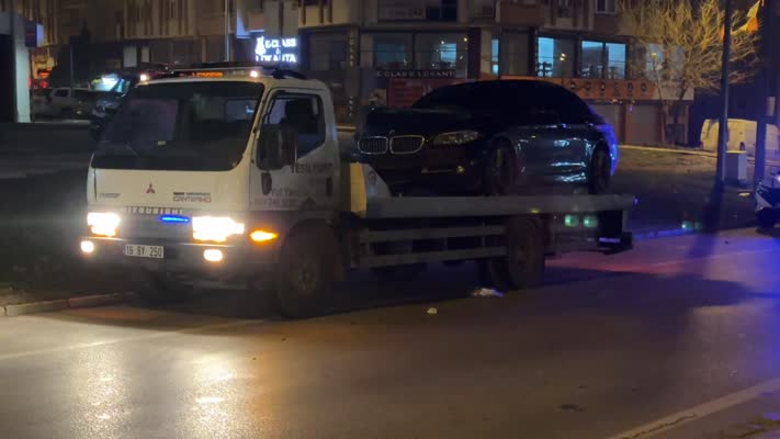 Tankere çarpan otomobildeki 2 kişi yaralandı