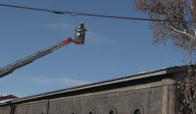Erzurum’da tarihi Taş Ambarlar’daki çatı yangını kontrol altına alındı