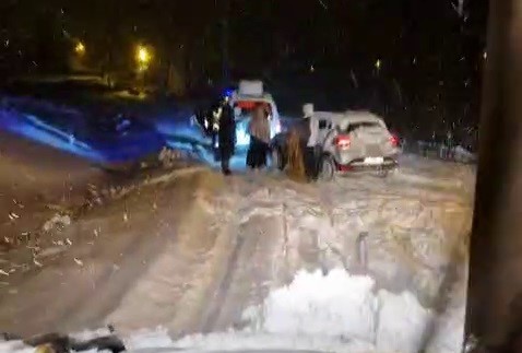 Tekman’da yolda kalan araçlar ekiplerce kurtarıldı