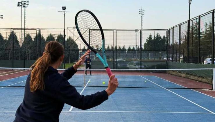 Tenis kortunda sakatlık numarasıyla unutulmaz evlilik teklifi