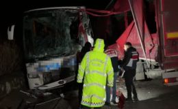 Tır ile yolcu otobüsünün çarpışması sonucu 18 kişi yaralandı