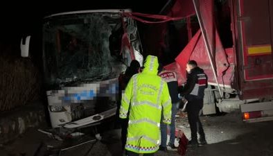 Tır ile yolcu otobüsünün çarpışması sonucu 18 kişi yaralandı