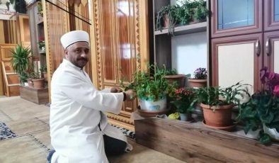 Tokatlı imam camiyi çiçek bahçesine çevirdi