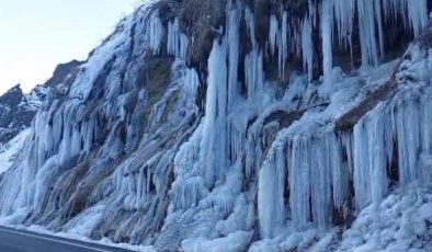 Tunceli’de Ağlayan Kayalar buz tuttu, görsel şölen sundu