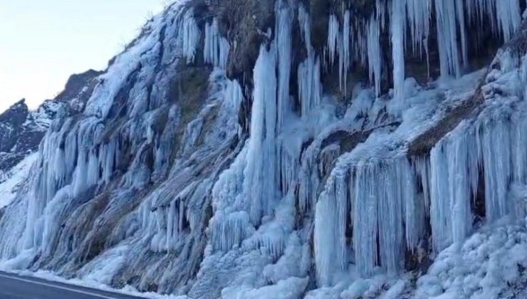 Tunceli’de Ağlayan Kayalar buz tuttu, görsel şölen sundu