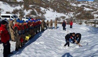 Tunceli’de jandarmaya çığda arama kurtarma eğitimi