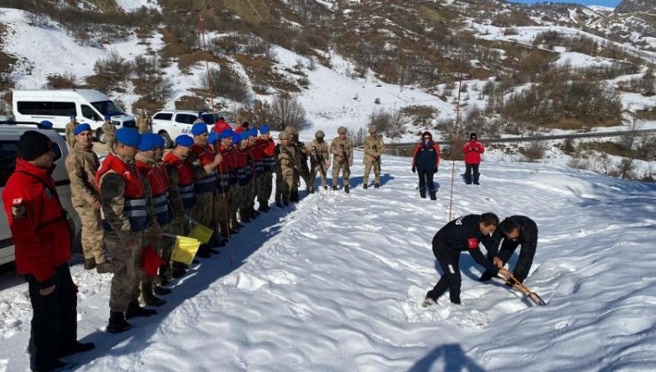Tunceli’de jandarmaya çığda arama kurtarma eğitimi