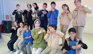 Tunceli’de öğrenciler işaret diliyle engelleri aşıyor