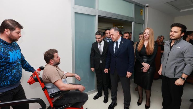 Vali Usta, otobüs kazası yaralılarını ziyaret etti