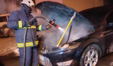 Van’da park halindeki otomobilde çıkan yangın korkuttu