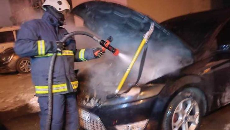 Van’da park halindeki otomobilde çıkan yangın korkuttu