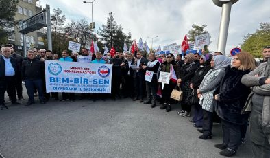 Diyarbakır Büyükşehir Belediyesi önünde toplu işten çıkarmalara karşı eylem