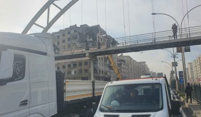 Diyarbakır’da bina yıkımı trafiği felç etti: 6 kilometrelik kuyruk oluştu