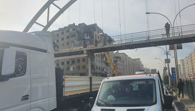Diyarbakır’da bina yıkımı trafiği felç etti: 6 kilometrelik kuyruk oluştu