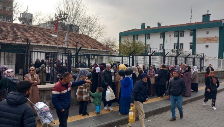 Ucuz ürünü duyan TMO önüne akın etti