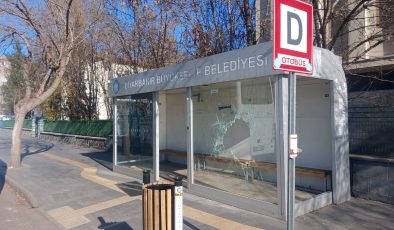 Vandallar İş Başında: Otobüs Durakları Hedef Alınıyor