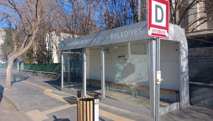 Vandallar İş Başında: Otobüs Durakları Hedef Alınıyor