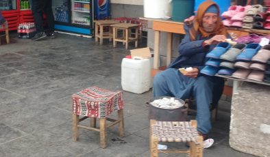 İşportacılar kış soğuğuyla köz sobalarıyla baş ediyor