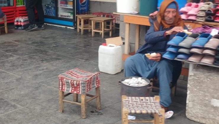İşportacılar kış soğuğuyla köz sobalarıyla baş ediyor