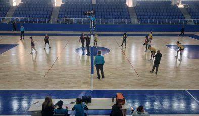 Diyarbakır’da Okul Sporları Voleybol heyecanı sürüyor