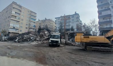Ağır hasarlı binalar yıkılıyor