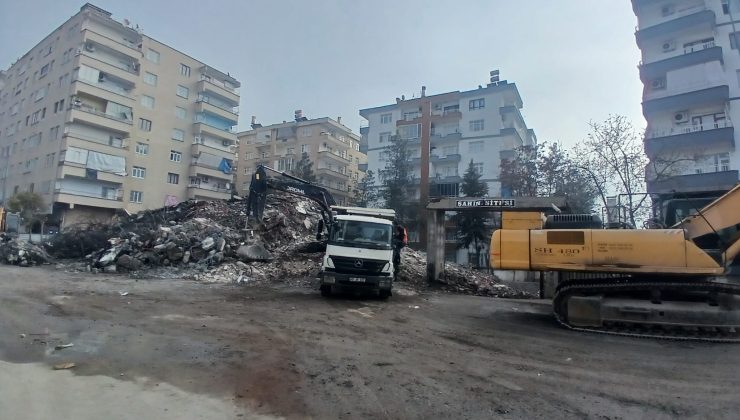 Ağır hasarlı binalar yıkılıyor