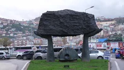 Maden işçileri kara elmas için metrelerce yer altına iniyor