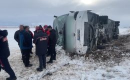 Kars’ta yolcu otobüsü devrildi: 15 yaralı