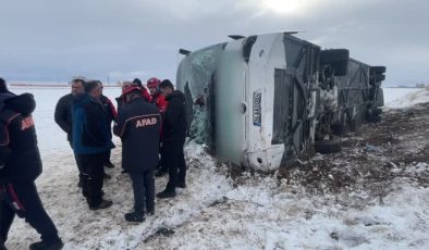 Kars’ta yolcu otobüsü devrildi: 15 yaralı