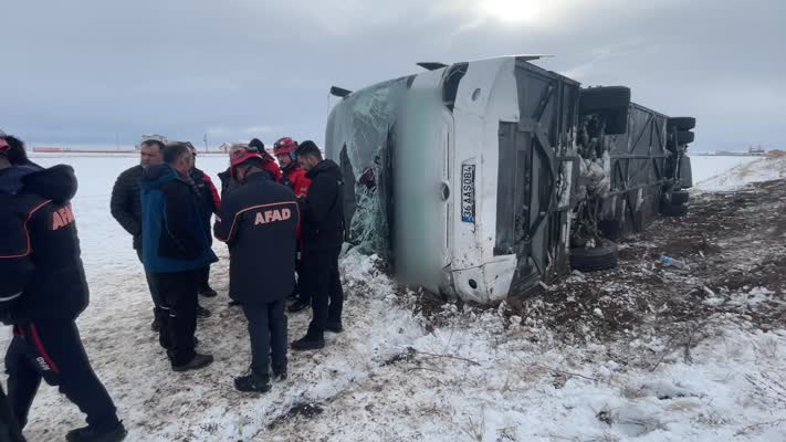 Kars’ta yolcu otobüsü devrildi: 15 yaralı